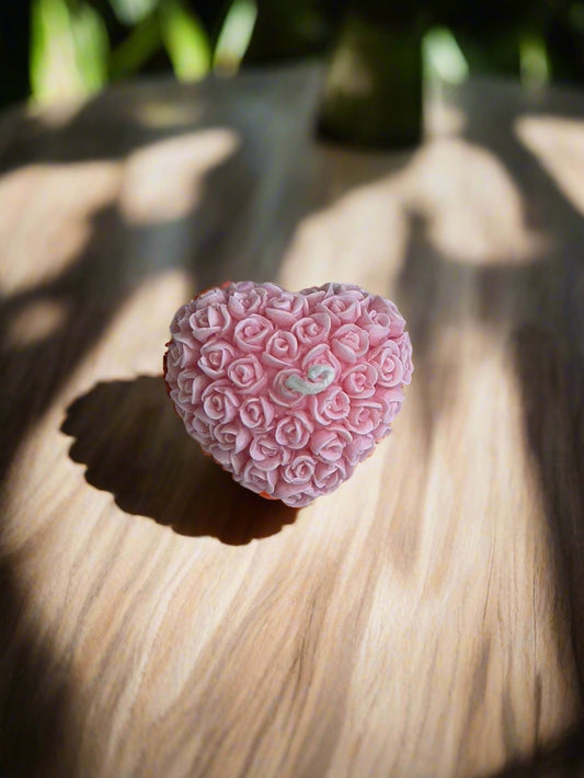 Mellow Heart decorative candle – heart-shaped wax piece with small floral details